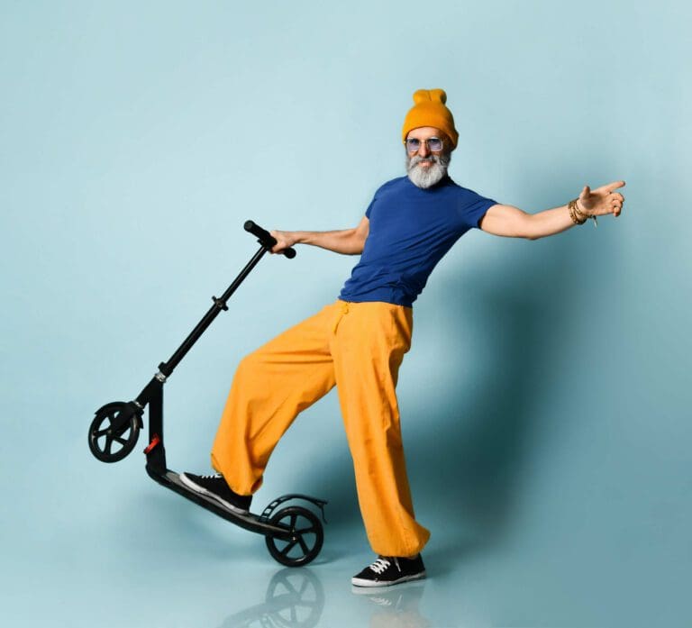 vieux en trottinette