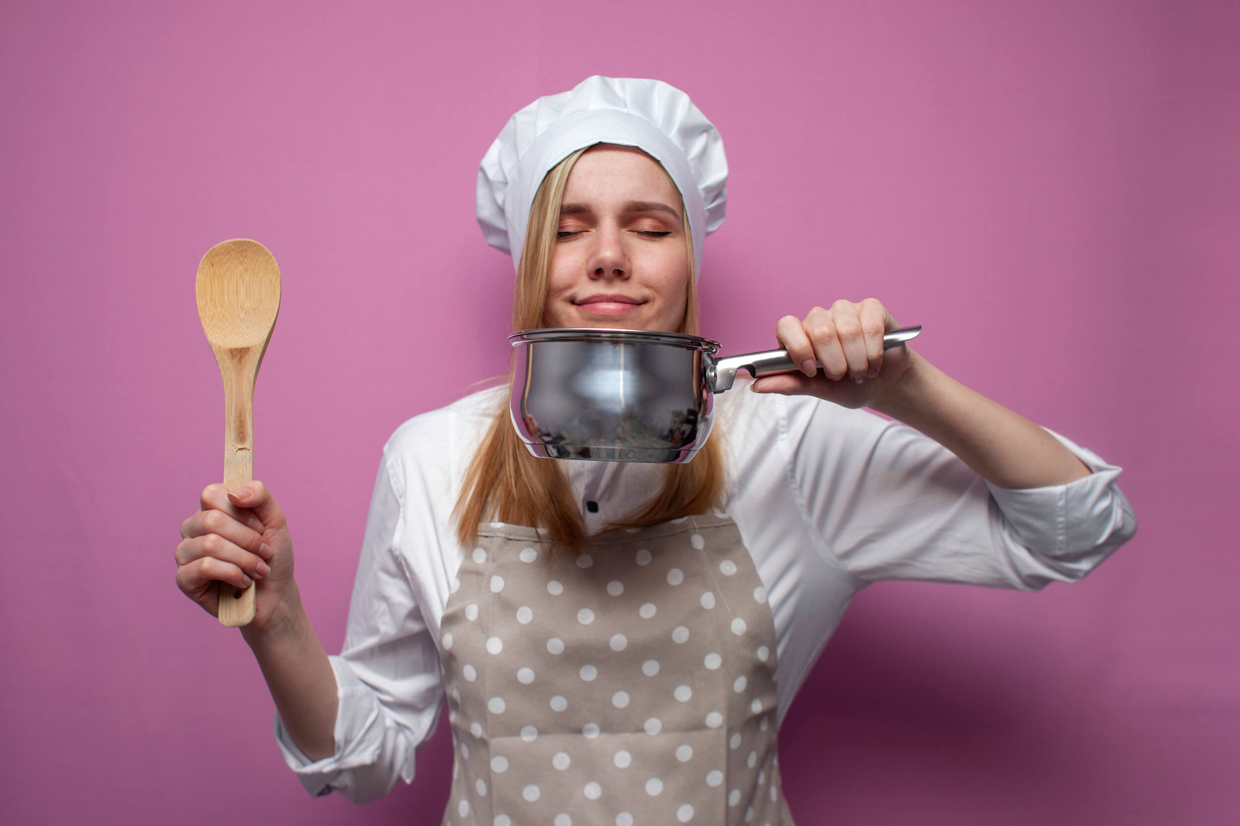 femme qui sent une casserole