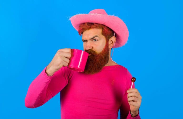 homme habillé en rose avec un chapeau rose et une su cette rose sur fond bleu