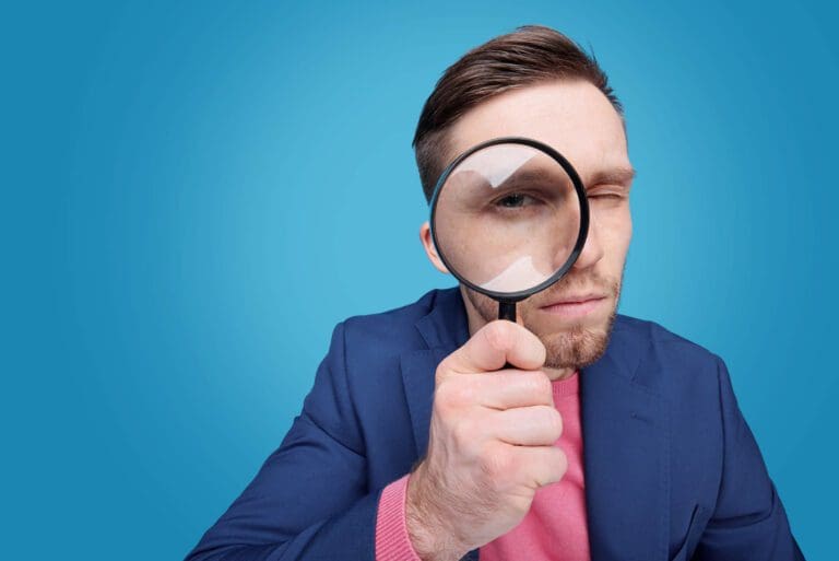 homme avec une loupe