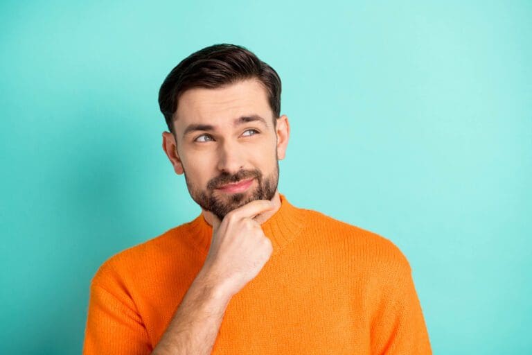 homme réfléchit