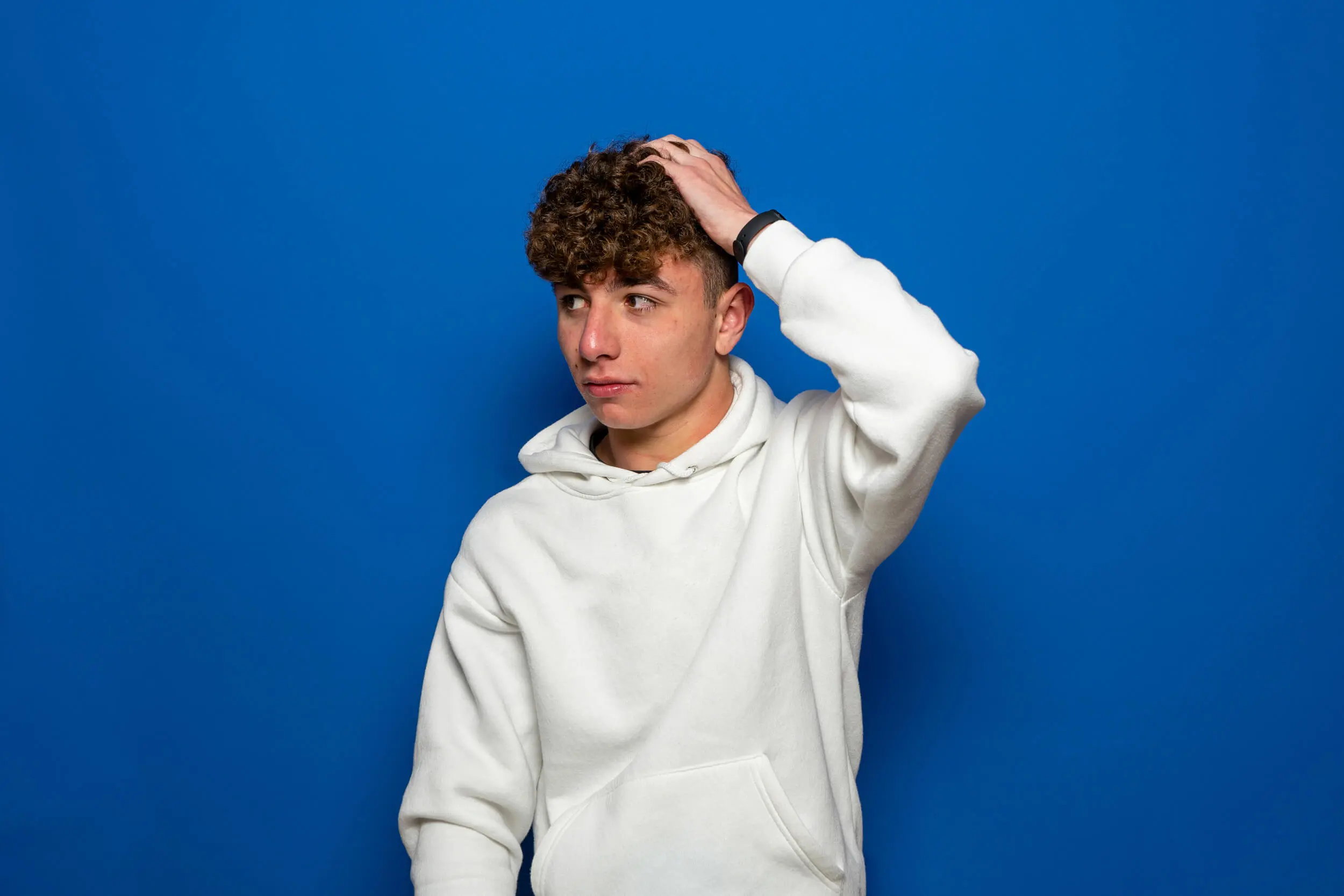 jeune homme se tient la tête