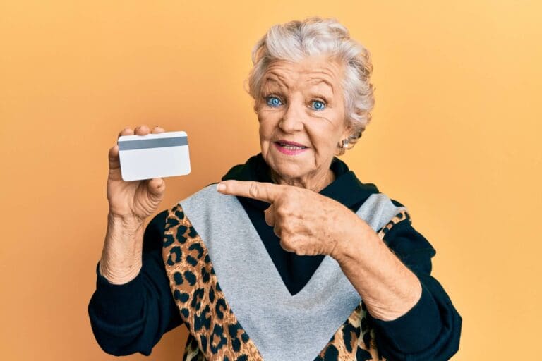 dame avec une carte