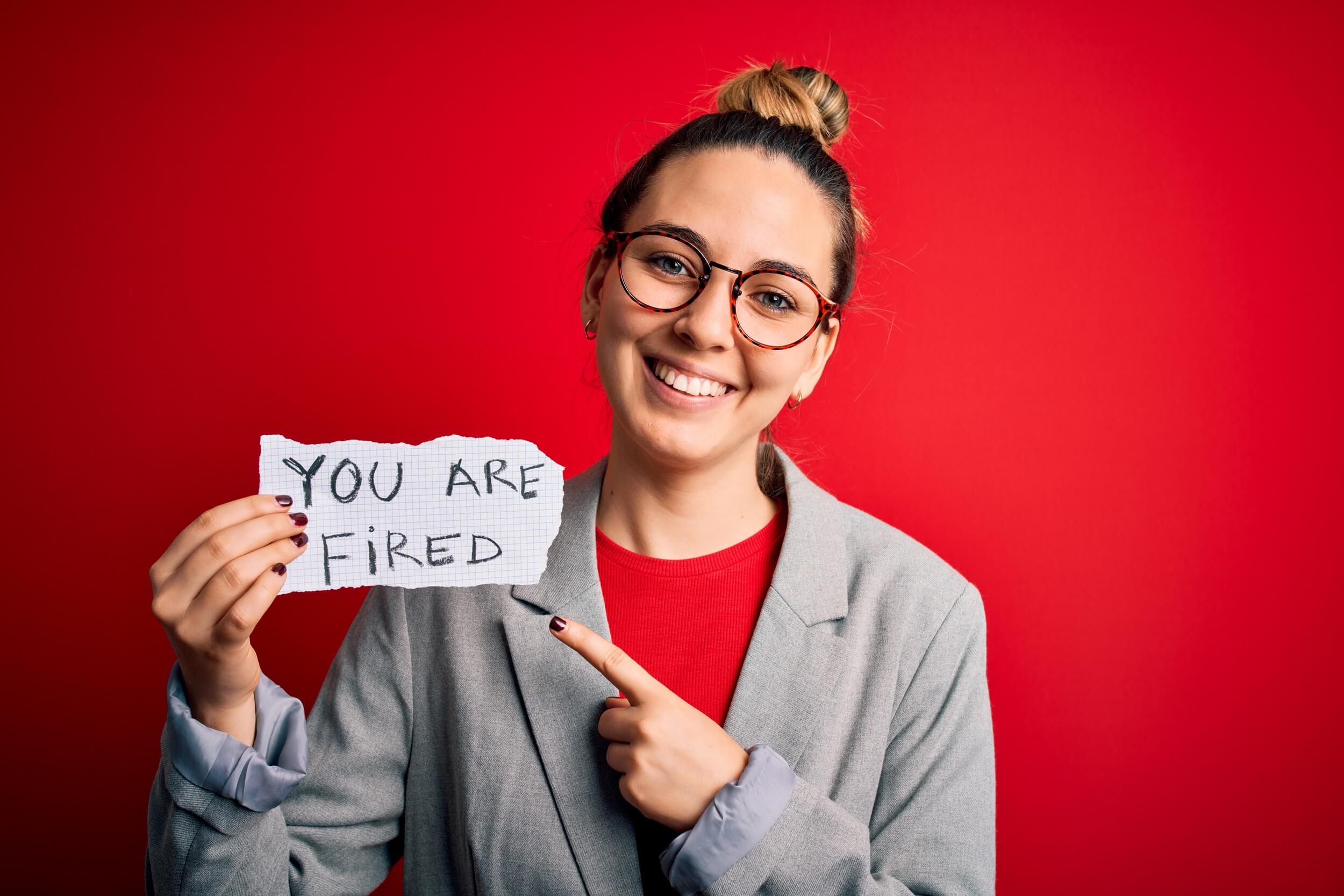 femme avec une pancarte vous êtes viré