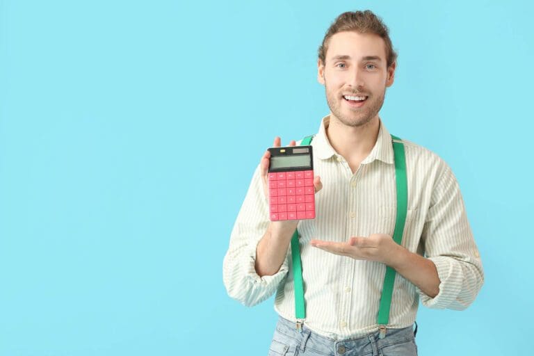 Homme avec calculatrice