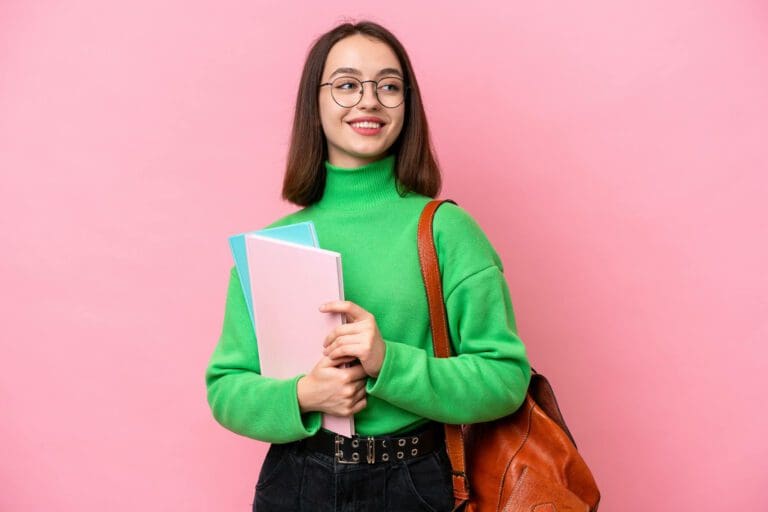 jeune femme avec des livres