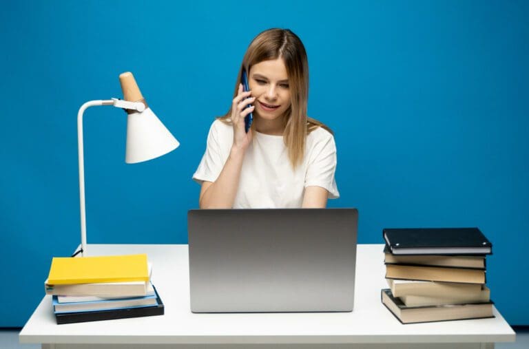 femme à son bureau