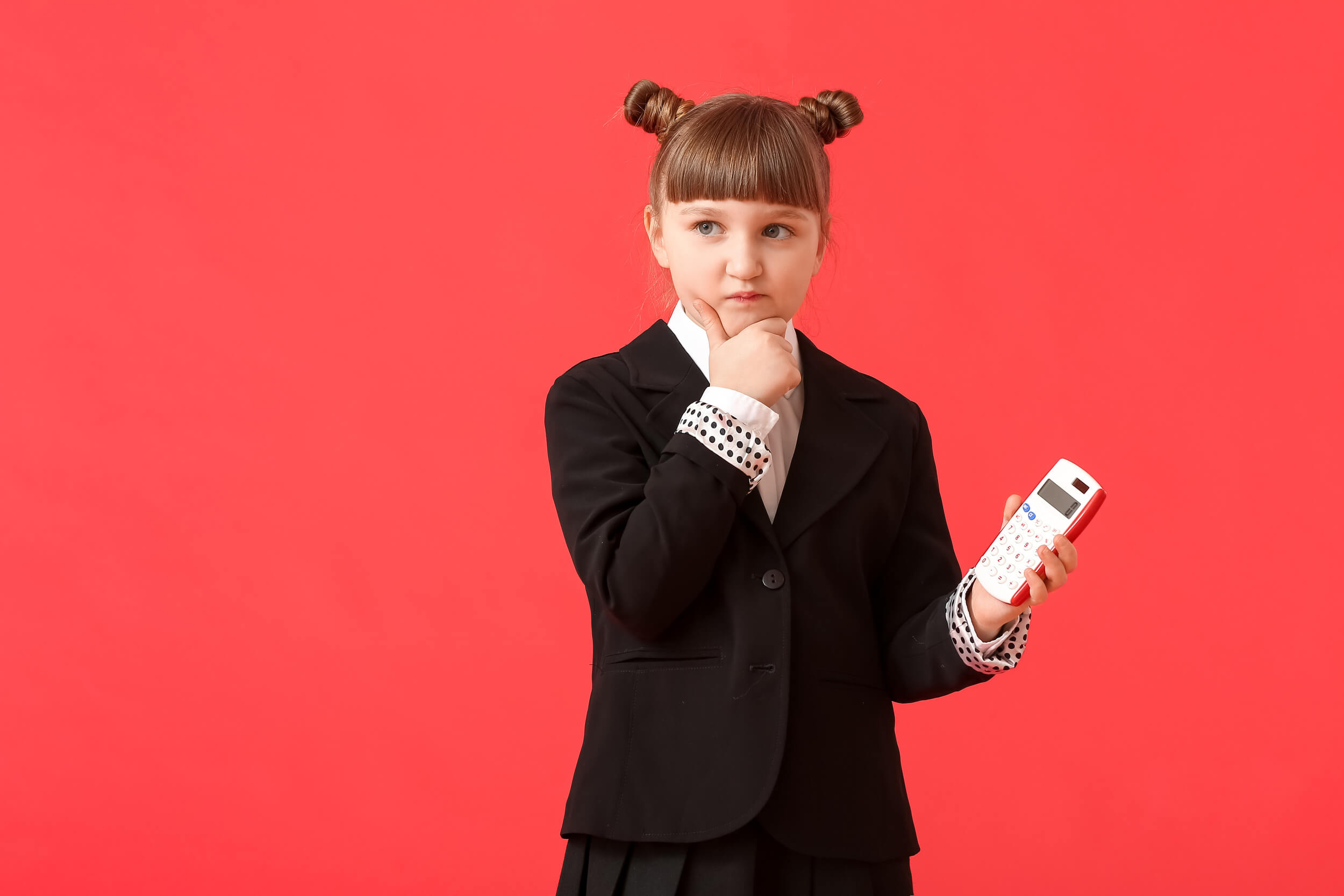 Petit fille bien habillee calculatrice a la main