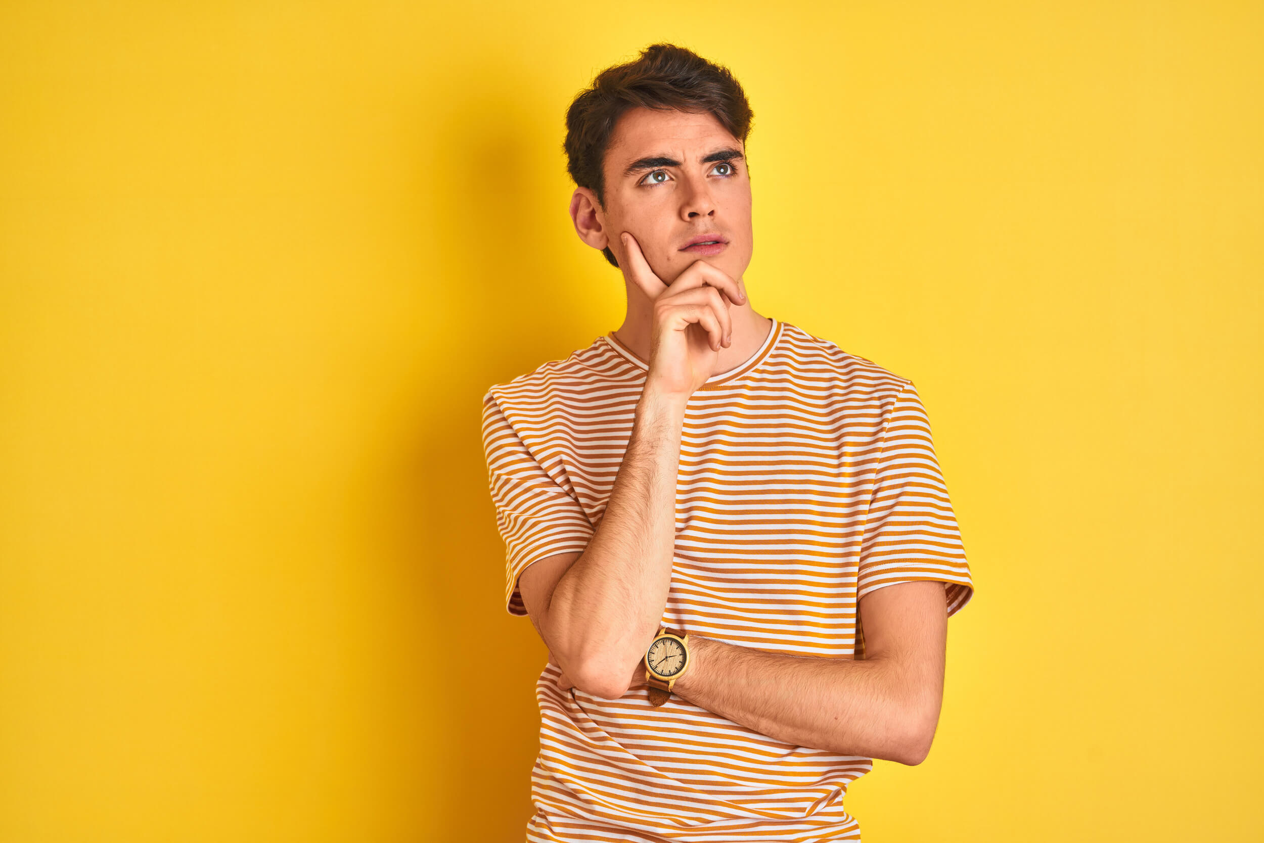 homme qui réfléchit