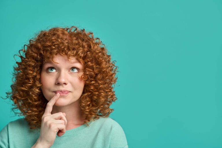 femme réfléchit